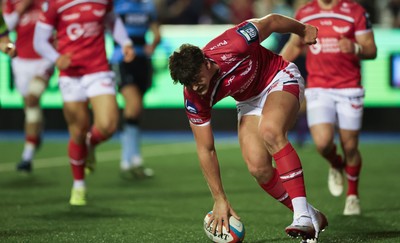 191225 - Cardiff Rugby v Scarlets, United Rugby Championship - Eddie James of Scarlets races in to score try