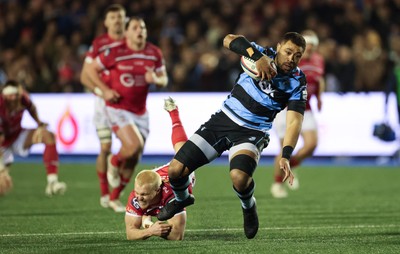 191225 - Cardiff Rugby v Scarlets, United Rugby Championship -Taulupe Faletau of Cardiff Rugby takes on Blair Murray of Scarlets as he charges for the line