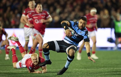 191225 - Cardiff Rugby v Scarlets, United Rugby Championship -Taulupe Faletau of Cardiff Rugby takes on Blair Murray of Scarlets as he charges for the line