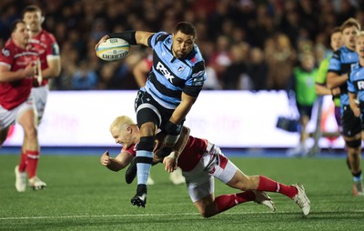 191225 - Cardiff Rugby v Scarlets, United Rugby Championship -Taulupe Faletau of Cardiff Rugby takes on Blair Murray of Scarlets as he charges for the line