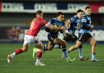 191225 - Cardiff Rugby v Scarlets, United Rugby Championship - Ben Thomas of Cardiff Rugby takes on Gareth Davies of Scarlets