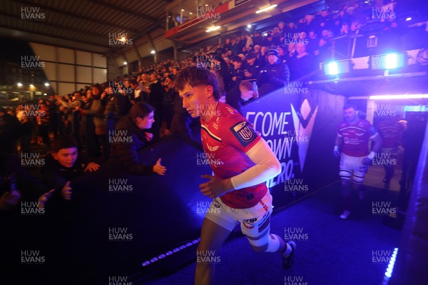 191225 - Cardiff Rugby v Scarlets - United Rugby Championship - Ellis Mee of Scarlets 