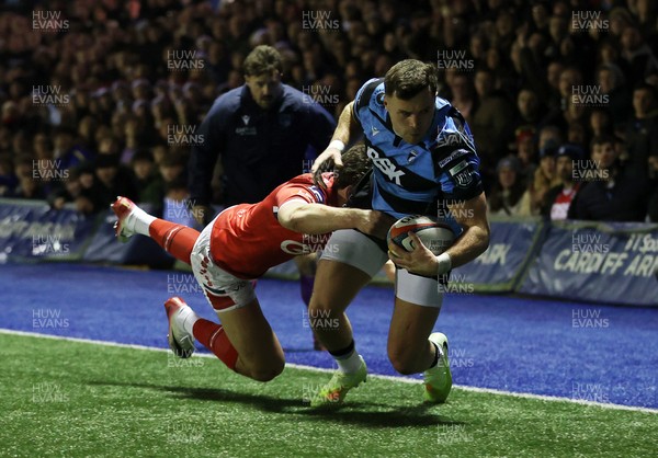 191225 - Cardiff Rugby v Scarlets - United Rugby Championship - Mason Grady of Cardiff gets past Eddie James of Scarlets to score a try