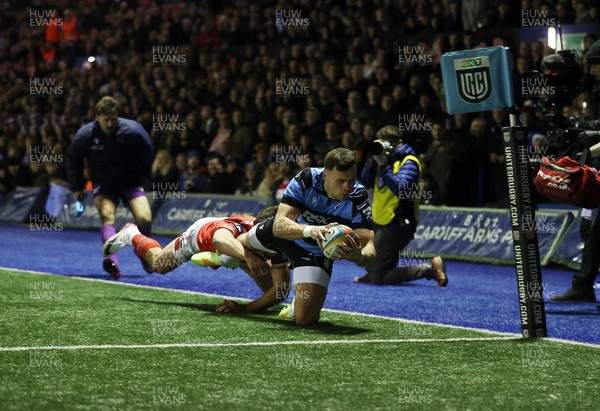 191225 - Cardiff Rugby v Scarlets - United Rugby Championship - Mason Grady of Cardiff gets past Eddie James of Scarlets to score a try