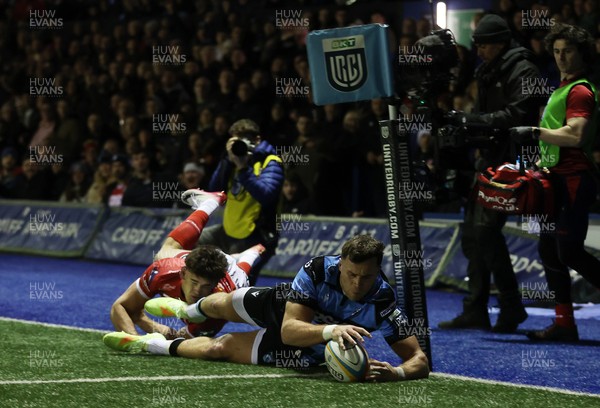 191225 - Cardiff Rugby v Scarlets - United Rugby Championship - Mason Grady of Cardiff gets past Eddie James of Scarlets to score a try