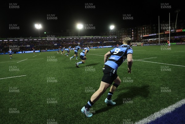 191225 - Cardiff Rugby v Scarlets - United Rugby Championship - Cardiff line up for kick off