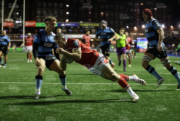191225 - Cardiff Rugby v Scarlets - United Rugby Championship - Gareth Davies of Scarlets scores a try
