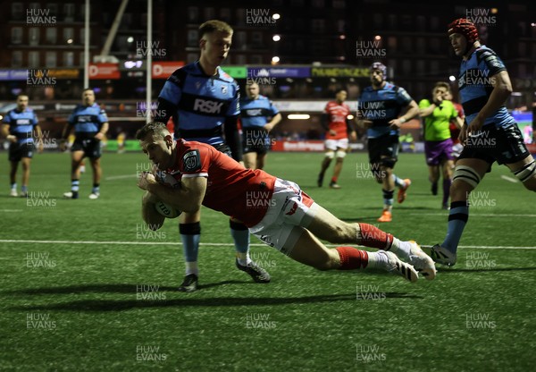 191225 - Cardiff Rugby v Scarlets - United Rugby Championship - Gareth Davies of Scarlets scores a try