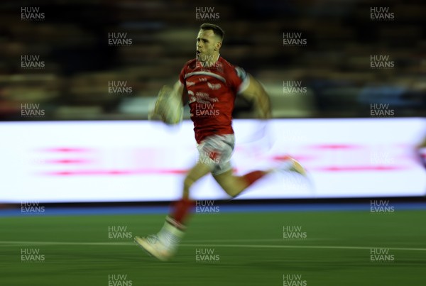 191225 - Cardiff Rugby v Scarlets - United Rugby Championship - Gareth Davies of Scarlets runs in to score a try