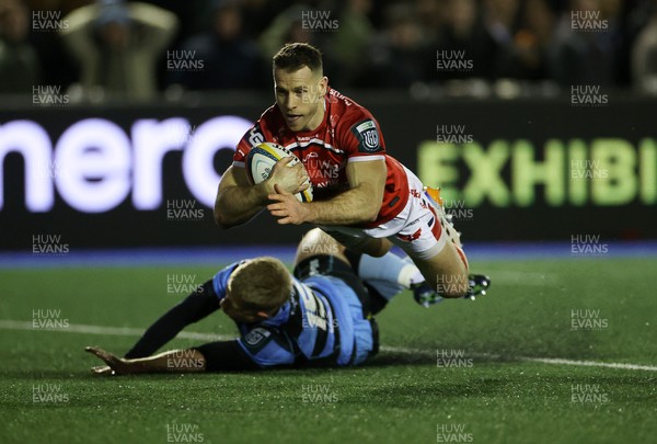 191225 - Cardiff Rugby v Scarlets - United Rugby Championship - Gareth Davies of Scarlets runs in to score a try