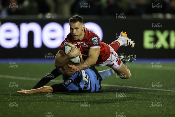 191225 - Cardiff Rugby v Scarlets - United Rugby Championship - Gareth Davies of Scarlets runs in to score a try