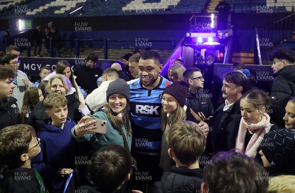 191225 - Cardiff Rugby v Scarlets - United Rugby Championship - Taulupe Faletau of Cardiff with fans at full time