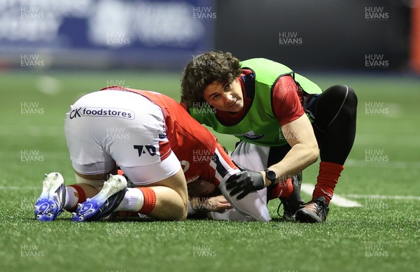 191225 - Cardiff Rugby v Scarlets - United Rugby Championship - Physiotherapist Math Bowen