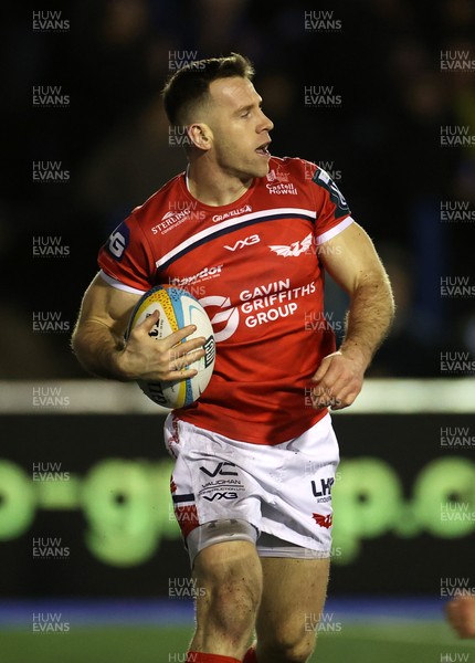 191225 - Cardiff Rugby v Scarlets - United Rugby Championship - Gareth Davies of Scarlets 