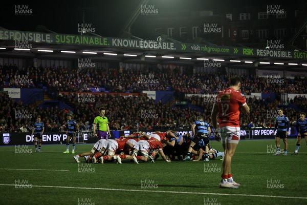 191225 - Cardiff Rugby v Scarlets - United Rugby Championship - Scrum