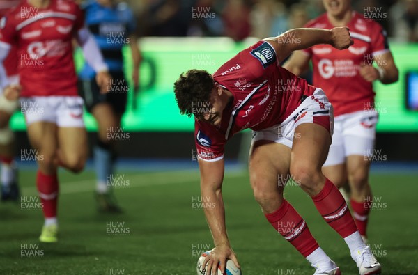 191225 - Cardiff Rugby v Scarlets, United Rugby Championship - Eddie James of Scarlets races in to score try