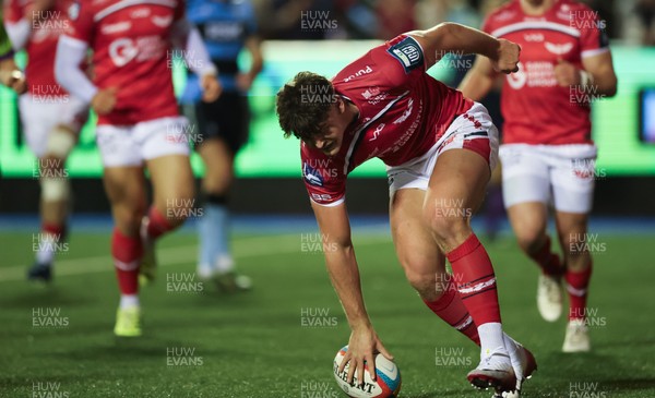 191225 - Cardiff Rugby v Scarlets, United Rugby Championship - Eddie James of Scarlets races in to score try
