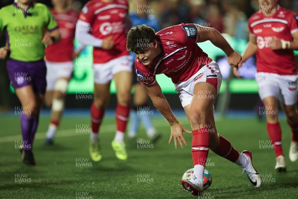 191225 - Cardiff Rugby v Scarlets, United Rugby Championship - Eddie James of Scarlets races in to score try
