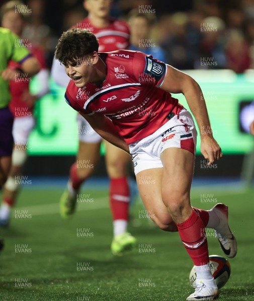 191225 - Cardiff Rugby v Scarlets, United Rugby Championship - Eddie James of Scarlets races in to score try