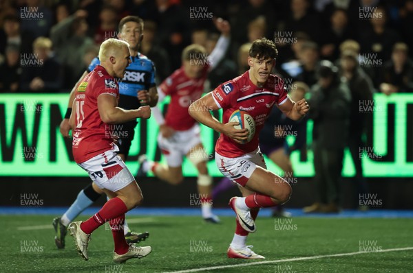 191225 - Cardiff Rugby v Scarlets, United Rugby Championship - Eddie James of Scarlets races in to score try