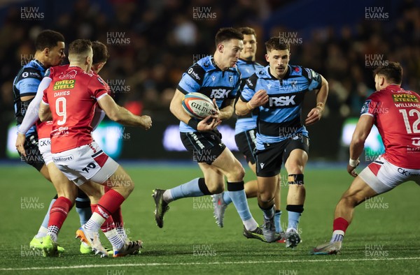 191225 - Cardiff Rugby v Scarlets, United Rugby Championship -Josh Adams of Cardiff Rugby looks to break