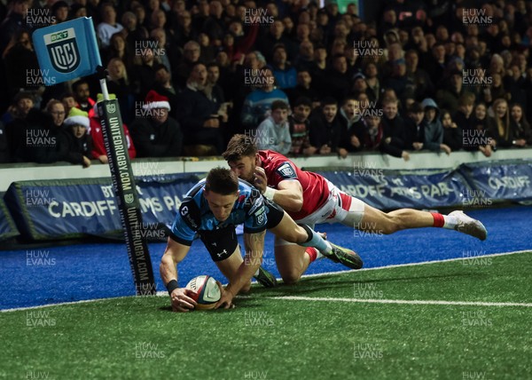 191225 - Cardiff Rugby v Scarlets, United Rugby Championship -Josh Adams of Cardiff Rugby dives in to score try