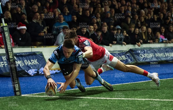 191225 - Cardiff Rugby v Scarlets, United Rugby Championship -Josh Adams of Cardiff Rugby dives in to score try