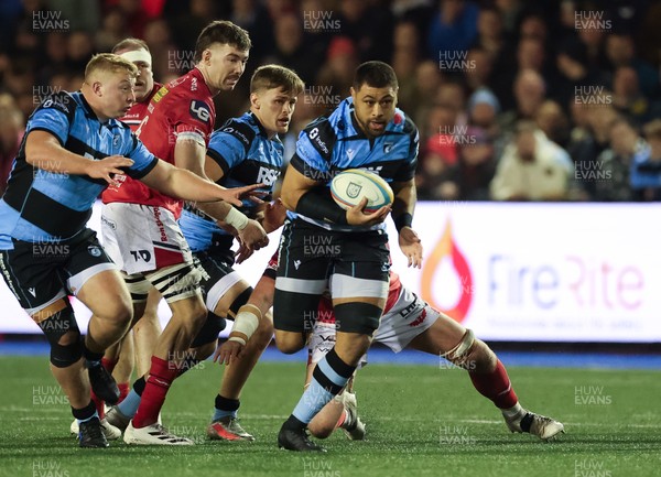 191225 - Cardiff Rugby v Scarlets, United Rugby Championship -Taulupe Faletau of Cardiff Rugby takes on Blair Murray of Scarlets as he charges for the line