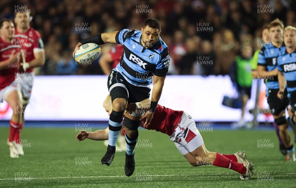 191225 - Cardiff Rugby v Scarlets, United Rugby Championship -Taulupe Faletau of Cardiff Rugby takes on Blair Murray of Scarlets as he charges for the line