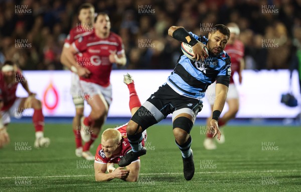 191225 - Cardiff Rugby v Scarlets, United Rugby Championship -Taulupe Faletau of Cardiff Rugby takes on Blair Murray of Scarlets as he charges for the line