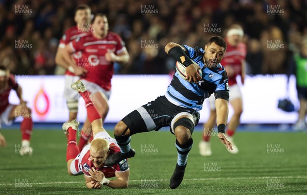 191225 - Cardiff Rugby v Scarlets, United Rugby Championship -Taulupe Faletau of Cardiff Rugby takes on Blair Murray of Scarlets as he charges for the line