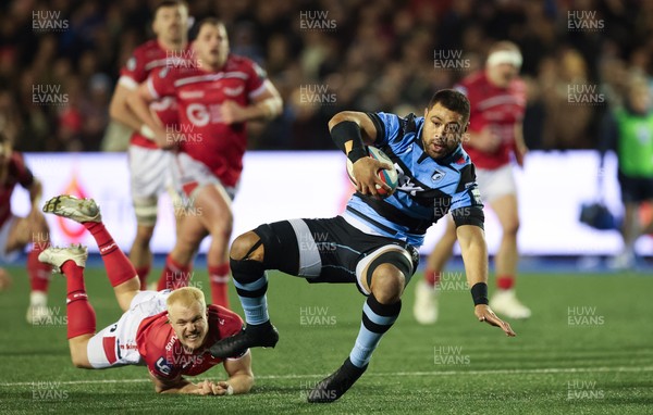 191225 - Cardiff Rugby v Scarlets, United Rugby Championship -Taulupe Faletau of Cardiff Rugby takes on Blair Murray of Scarlets as he charges for the line