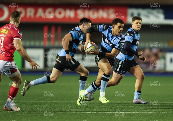 191225 - Cardiff Rugby v Scarlets, United Rugby Championship - Ben Thomas of Cardiff Rugby takes on Gareth Davies of Scarlets