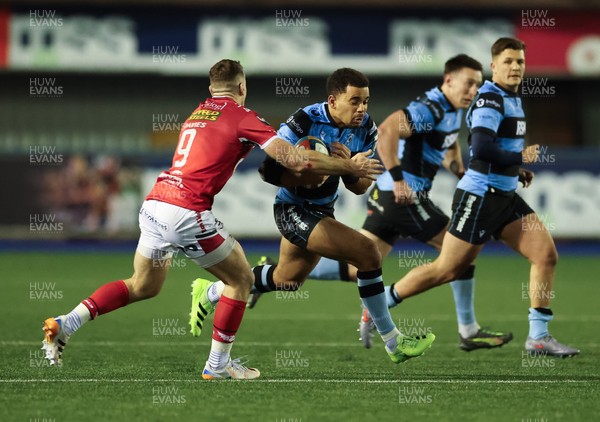 191225 - Cardiff Rugby v Scarlets, United Rugby Championship - Ben Thomas of Cardiff Rugby takes on Gareth Davies of Scarlets