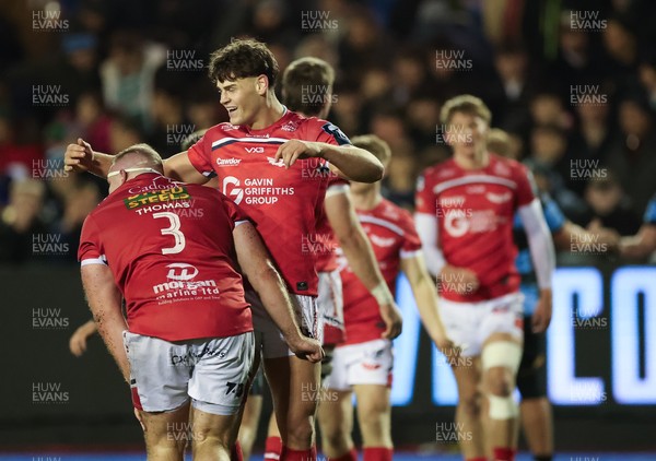 191225 - Cardiff Rugby v Scarlets, United Rugby Championship - Scarlets players celebrate at the end of the match