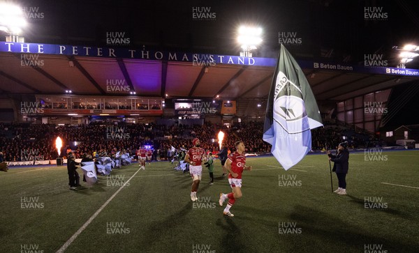 191225 - Cardiff Rugby v Scarlets, United Rugby Championship - Scarlets players run out at Cardiff Arms Park