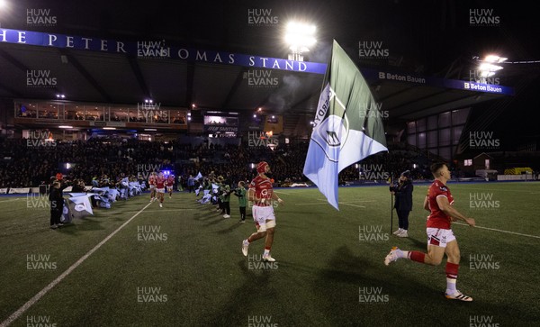 191225 - Cardiff Rugby v Scarlets, United Rugby Championship - Scarlets players run out at Cardiff Arms Park