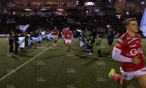 191225 - Cardiff Rugby v Scarlets, United Rugby Championship - Scarlets players run out at Cardiff Arms Park