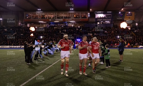 191225 - Cardiff Rugby v Scarlets, United Rugby Championship - Scarlets players run out at Cardiff Arms Park