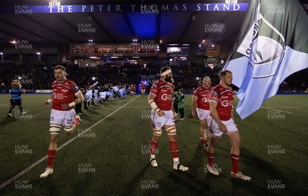 191225 - Cardiff Rugby v Scarlets, United Rugby Championship - Scarlets players run out at Cardiff Arms Park