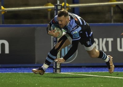 040323 - Cardiff Rugby v Ulster, BKT United Rugby Championship - Owen Lane of Cardiff Rugby dives in to score try