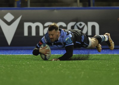 040323 - Cardiff Rugby v Ulster, BKT United Rugby Championship - Owen Lane of Cardiff Rugby dives in to score try