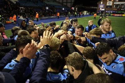 131225 - Cardiff Rugby v Ulster - United Rugby Championship - Callum Sheedy of Cardiff leads the team huddle