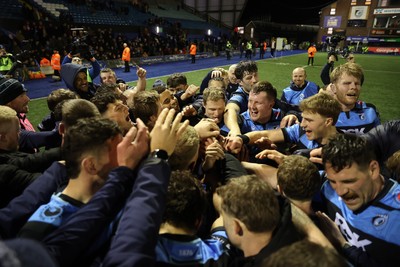 131225 - Cardiff Rugby v Ulster - United Rugby Championship - Callum Sheedy of Cardiff leads the team huddle