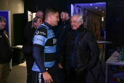 131225 - Cardiff Rugby v Ulster - EPCR Challenge Cup - Callum Sheedy of Cardiff is greeted by Sir Gareth Edwards as he leaves the field 