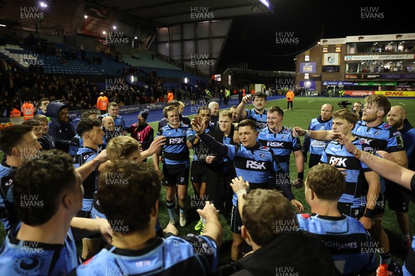 131225 - Cardiff Rugby v Ulster - United Rugby Championship - Callum Sheedy of Cardiff leads the team huddle