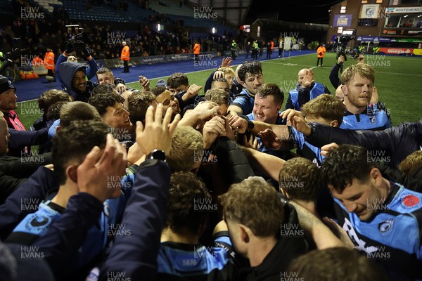131225 - Cardiff Rugby v Ulster - United Rugby Championship - Callum Sheedy of Cardiff leads the team huddle