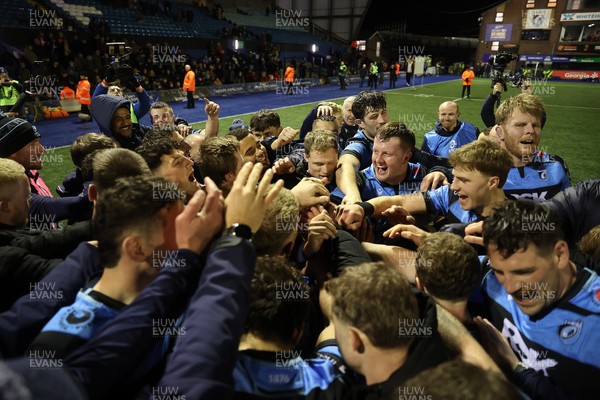 131225 - Cardiff Rugby v Ulster - United Rugby Championship - Callum Sheedy of Cardiff leads the team huddle