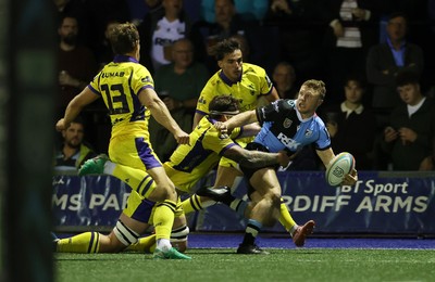 021026 - Cardiff Rugby v Zebre Parma - United Rugby Championship - Tom Bowen of Cardiff is challenged by Giulio Bertaccini of Zebre 