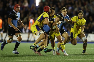 021026 - Cardiff Rugby v Zebre Parma - United Rugby Championship - Callum Sheedy of Cardiff is tackled by Matteo Canali and Tommaso Allan of Zebre 